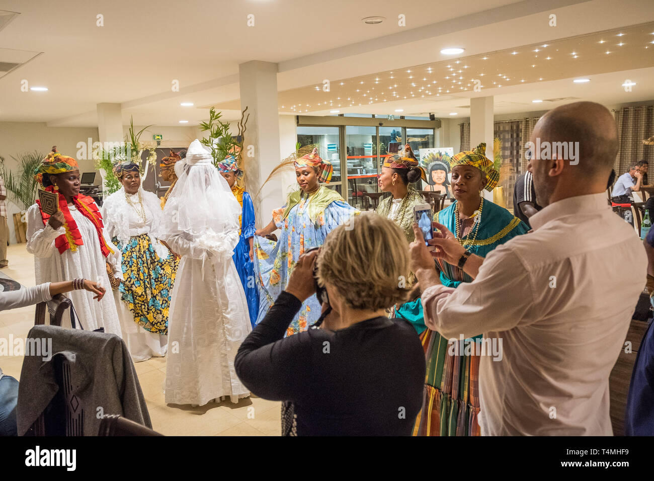 Donne Guianese mostra abiti tradizionali, Guyana, Cayenne, Francia Foto Stock