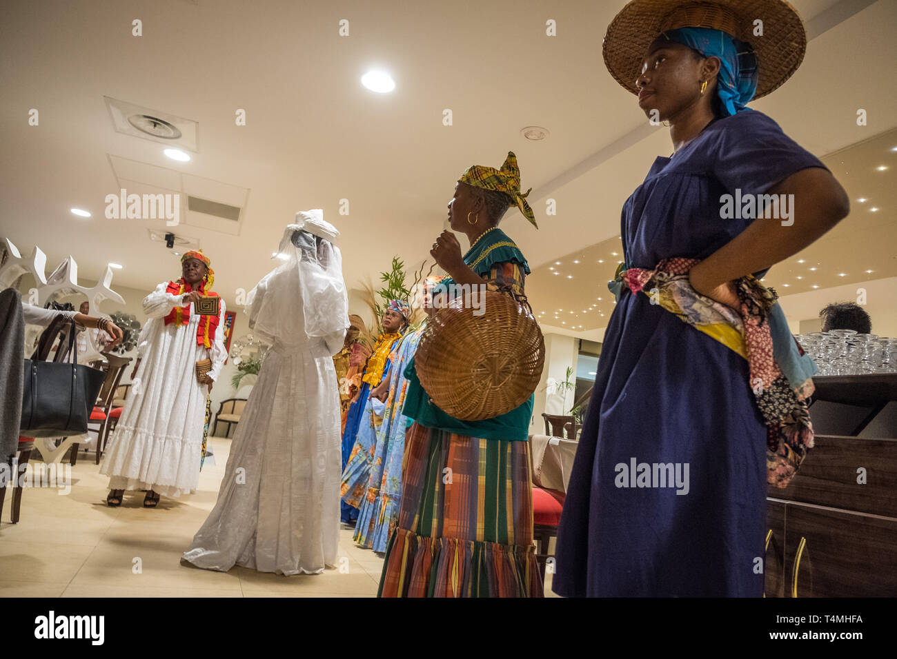Donne Guianese mostra abiti tradizionali, Guyana, Cayenne, Francia Foto Stock