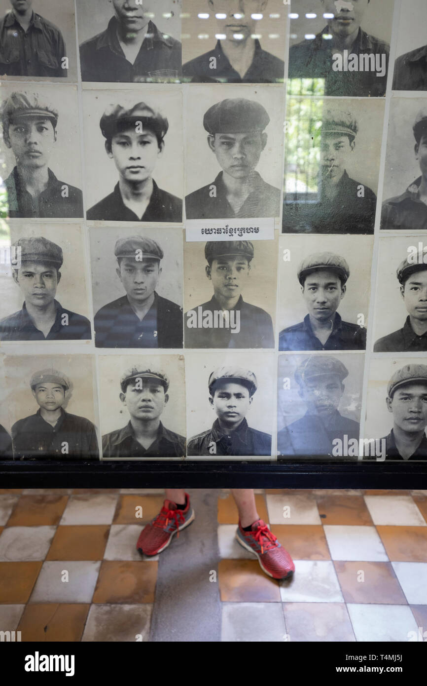 Ritratti di protezioni maschio durante il regime dei Khmer Rossi al Museo del Genocidio Tuol Sleng (S-21 prigione di sicurezza) ospitato in un ex scuola superiore, Phnom Foto Stock