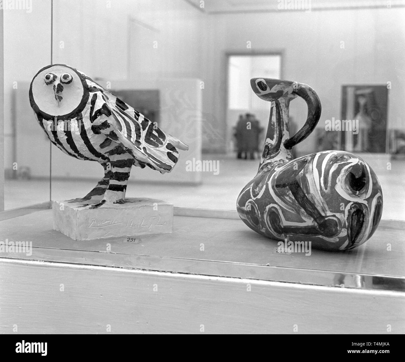 Due lavori di ceramica: a sinistra il 'Owl' dal 1952 e a destra un "vaso di capra' dal 1948 in mostra, che sarà mostrato per due mesi sotto il tema "retrospettiva di Picasso". La mostra includeds 250 opere del pittore spagnolo Pablo Picasso, che celebra il suo 74compleanno il giorno di apertura il 25 ottobre 1955. | Utilizzo di tutto il mondo Foto Stock