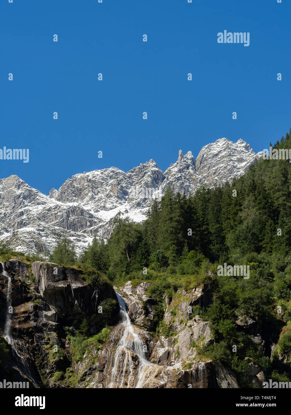Paesaggio di montagna e cascata Foto Stock