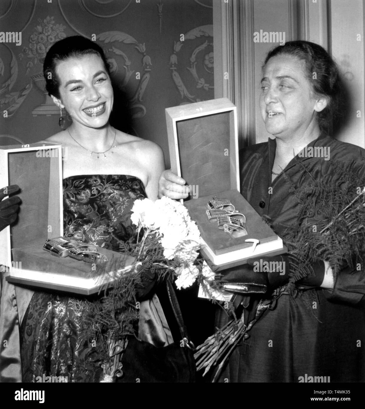 Marianne Koch (l) e Therese Giehse con il loro Film Awards durante la cerimonia a Berlino nel 1955. Marianne Koch ha ricevuto il 'Silver nastro' come migliore femmina attrice e Therese Giehse come protagonista. | Utilizzo di tutto il mondo Foto Stock