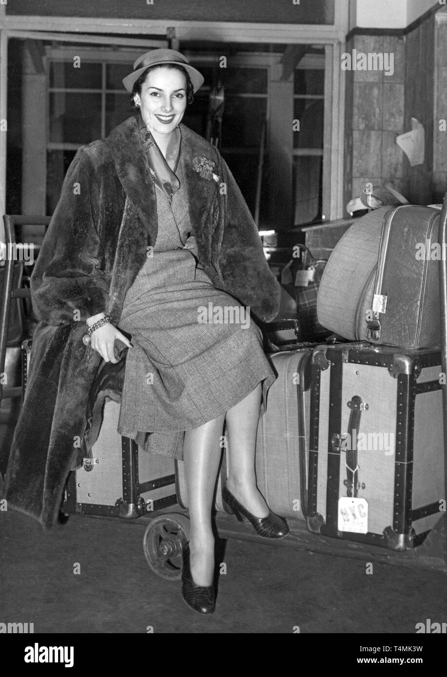 Ex Miss Germania Susanne Erichsen (1950) il 16 marzo 1952 all'aeroporto di Francoforte poco prima di uscire per Atlantic City (USA). Il 'Frauleinwunder' sarà il solo modello tedesco che rappresenta una Berlin fashion house presso il world fashion show. | Utilizzo di tutto il mondo Foto Stock