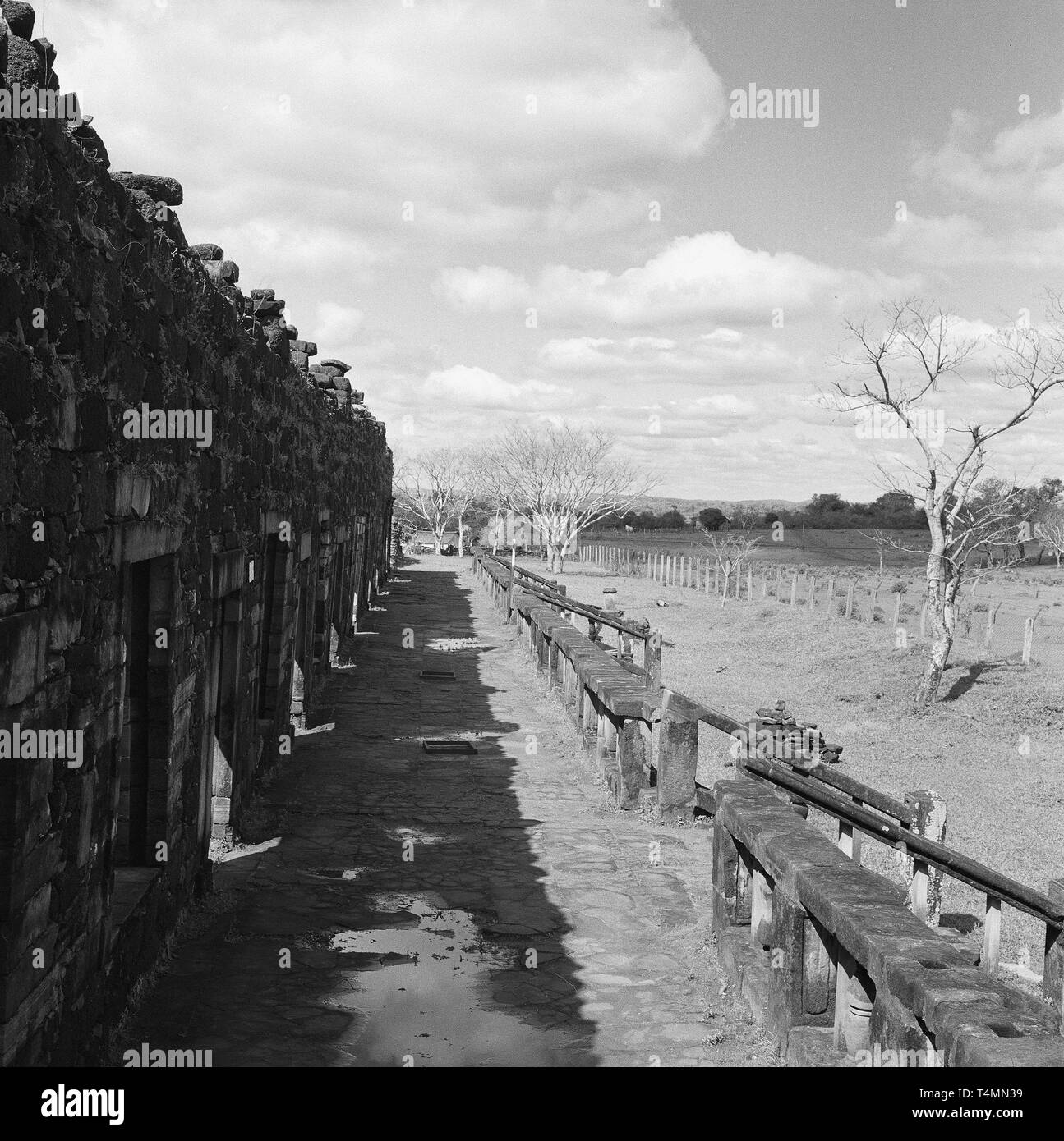 La vista posteriore della casa dei padri con terrazza con giardino, San Ignacio Mini (Misiones), Argentina, 1957. | Utilizzo di tutto il mondo Foto Stock