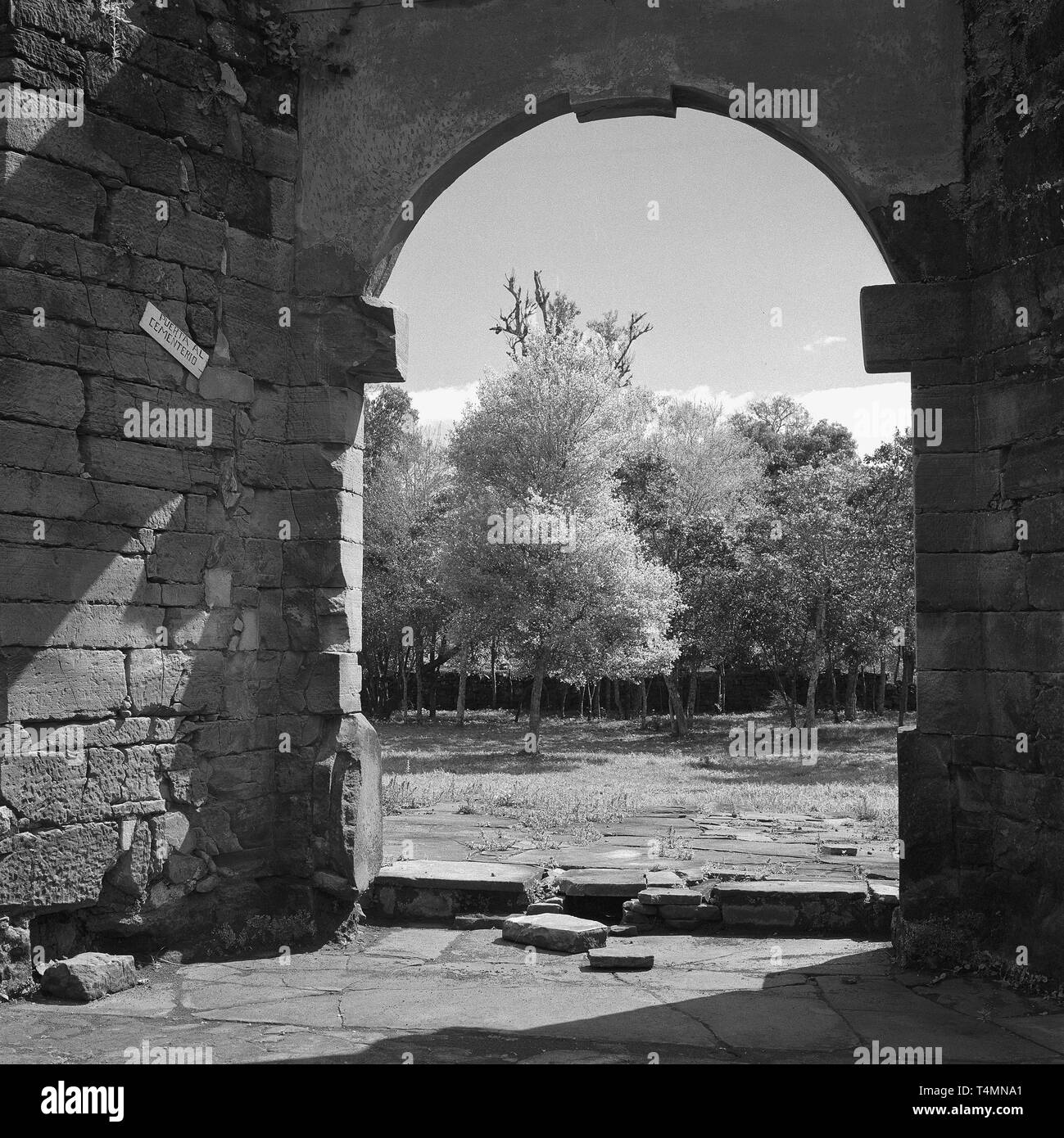 Portale laterale della chiesa del cimitero dall'interno. L'arco è costituito da una singola lastra di pietra, San Ignacio Mini (Misiones), Argentina, 1957. | Utilizzo di tutto il mondo Foto Stock
