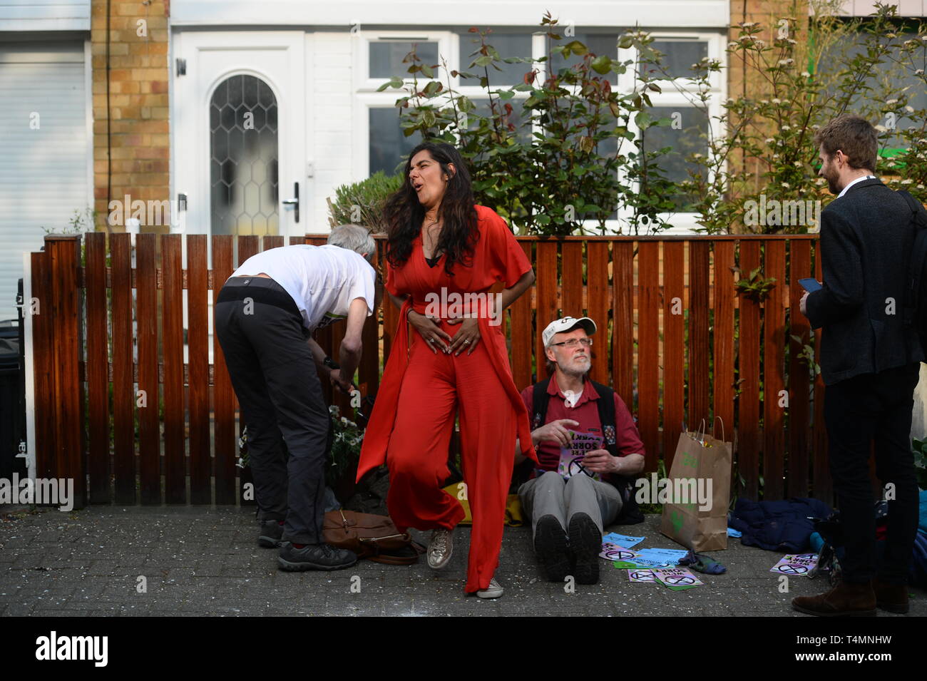 Gli attivisti del clima al di fuori del leader del partito laburista Jeremy Corbyn's house nel nord di Londra. Foto Stock