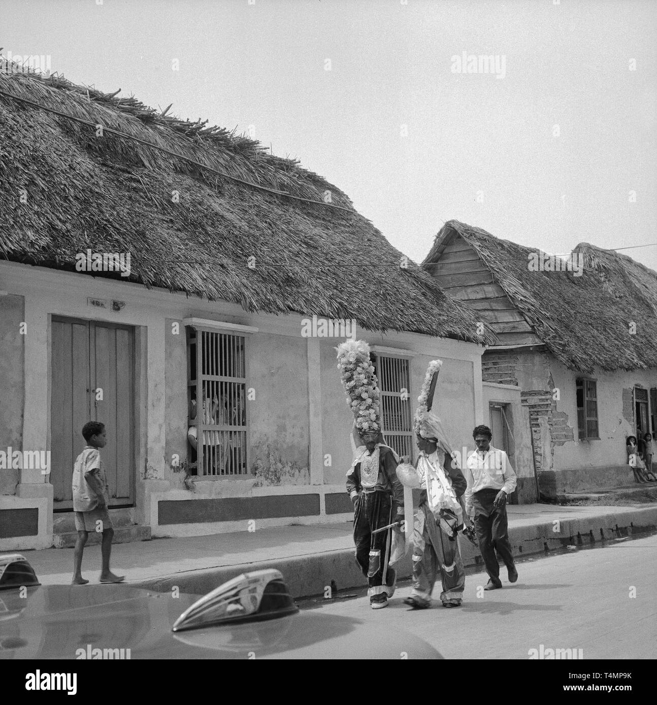 Alley con due parrocchiani dissimulata, Barranquilla (Atlantico), Colombia, 1958. | Utilizzo di tutto il mondo Foto Stock