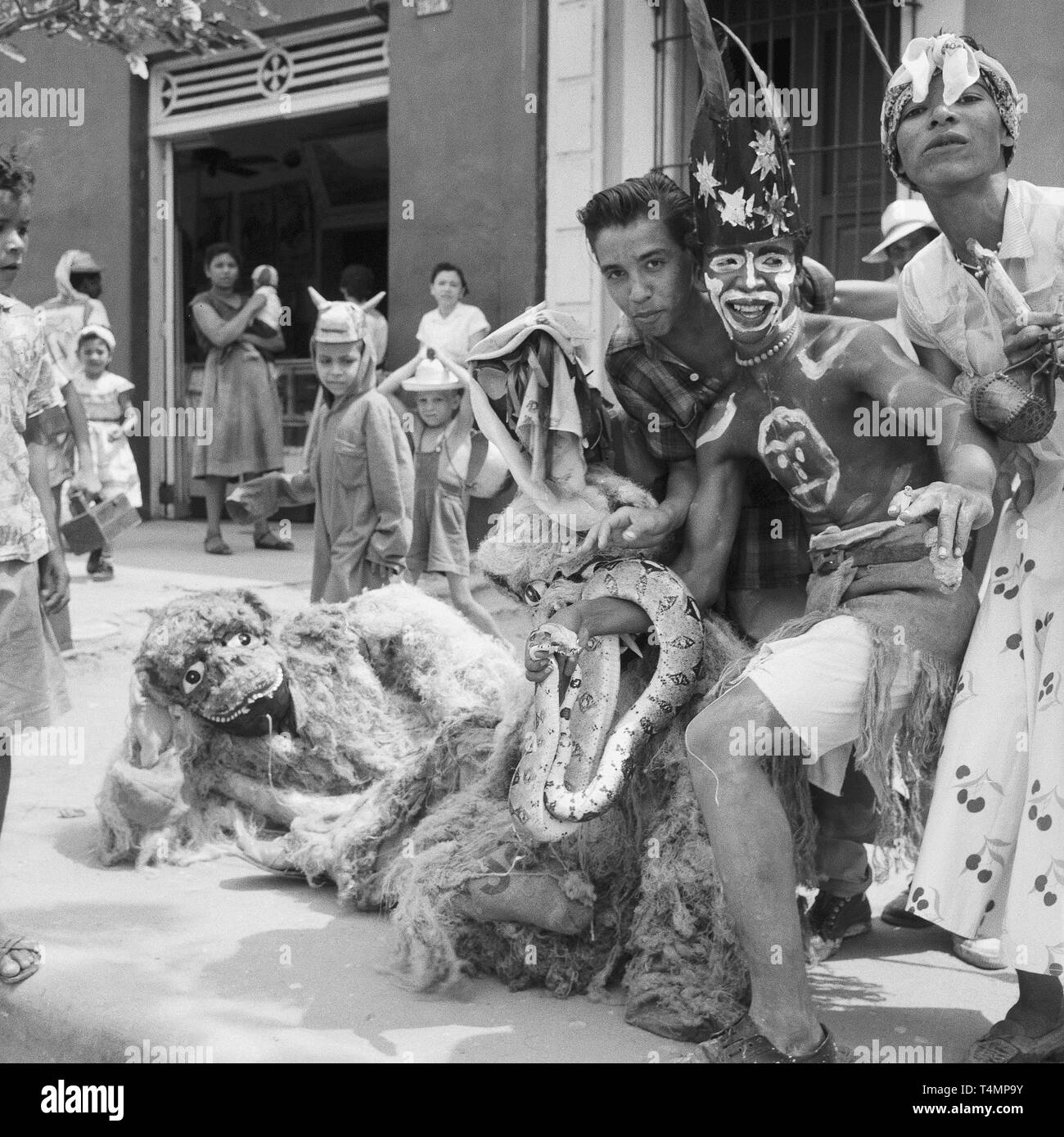 Danzatori vestiti in posa per il fotografo di Barranquilla (Atlantico), Colombia 1958. | Utilizzo di tutto il mondo Foto Stock