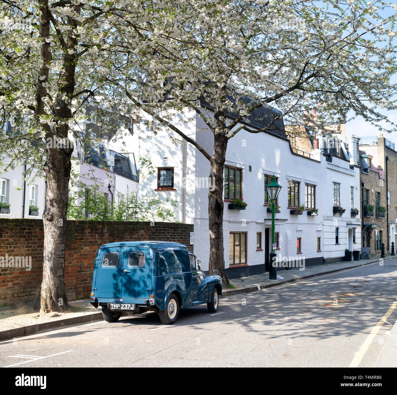 1971 Morris 8 CWT Van parcheggiato in Kynance Mews, South Kensington SW7, Londra. Inghilterra Foto Stock