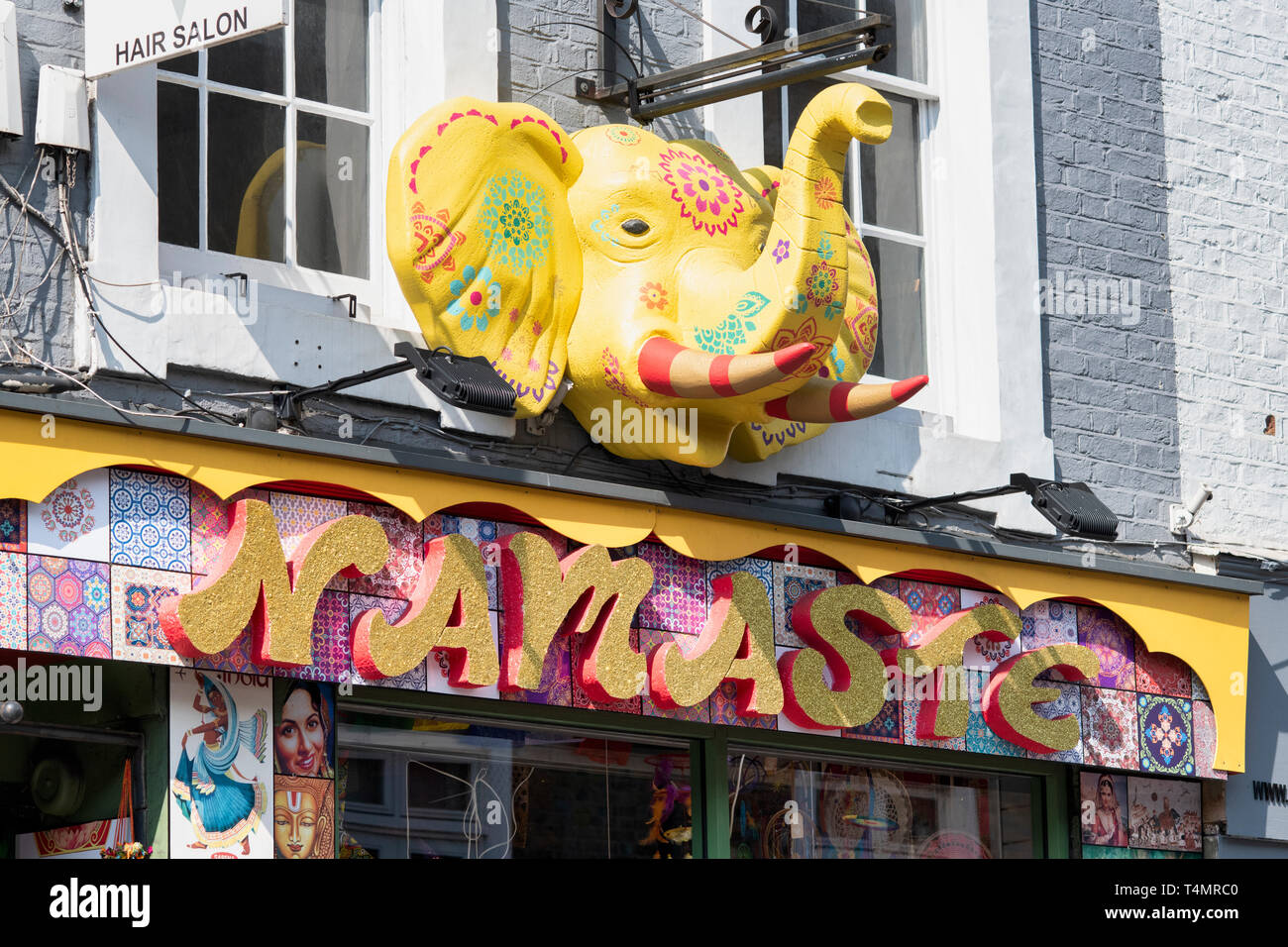 Colorato elefante indiano scultura di testa al di sopra del Namaste shop. Pembridge Road. Notting Hill, West London. Regno Unito Foto Stock