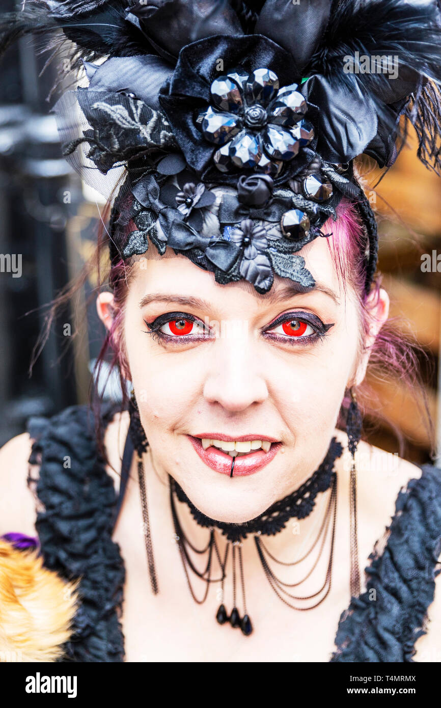 Whitby Goth Weekend 2019, Whitby Goti, Whitby Goth, goth, Goti, costume gotico, Whitby, nello Yorkshire, Regno Unito, Goth caratteri, costume di goth, occhi rossi Foto Stock