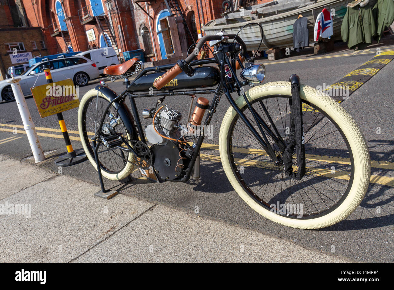 Una replica 1924 Indian a bordo pista motocicletta (non una bici su strada) per la vendita a Ramsgate Kent, Regno Unito. Foto Stock