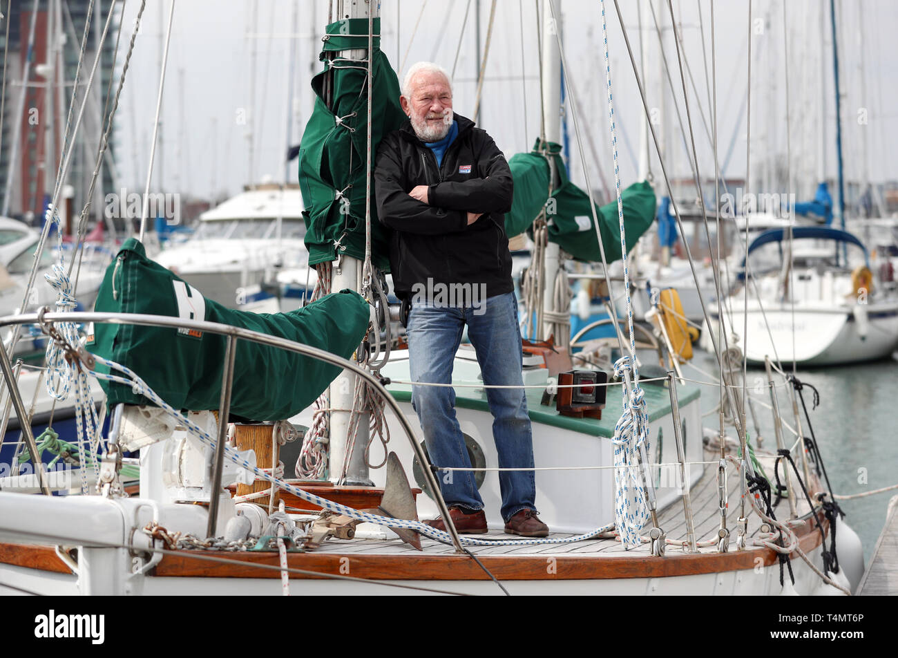 È sotto embargo per 0001 Giovedì 18 Aprile Il Sir Robin Knox-Johnston sul ponte della sua barca Suhaili su cui divenne la prima persona a vela non stop in tutto il mondo 50 anni fa. Foto Stock