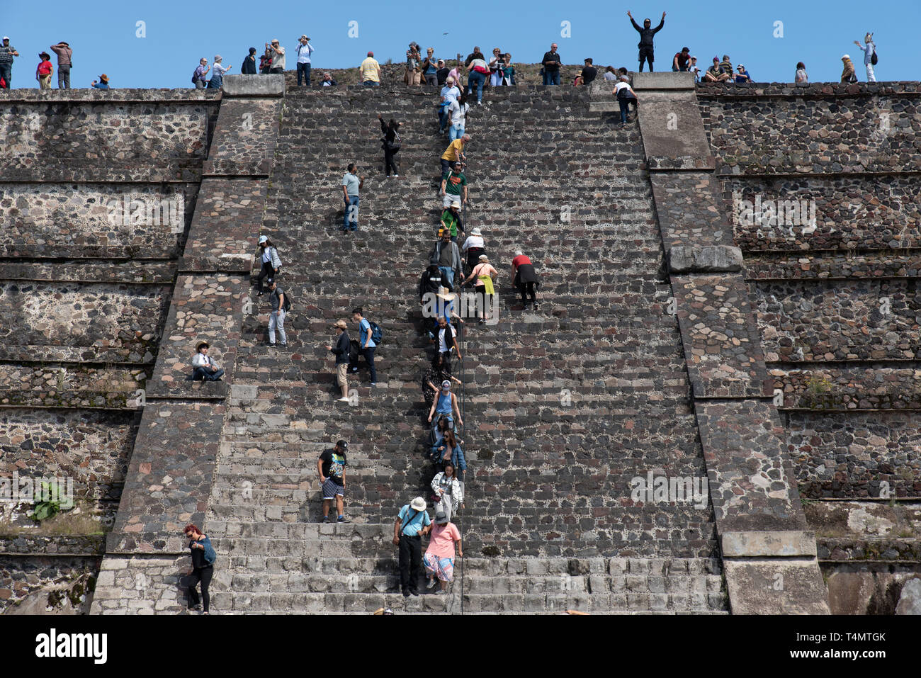 Touristen gehen auf der Mondpyramide in Teotihuacan. / I turisti andando su e giù per la Piramide della Luna a Teotihuacan, un sito UNESCO dal 1987. Foto Stock