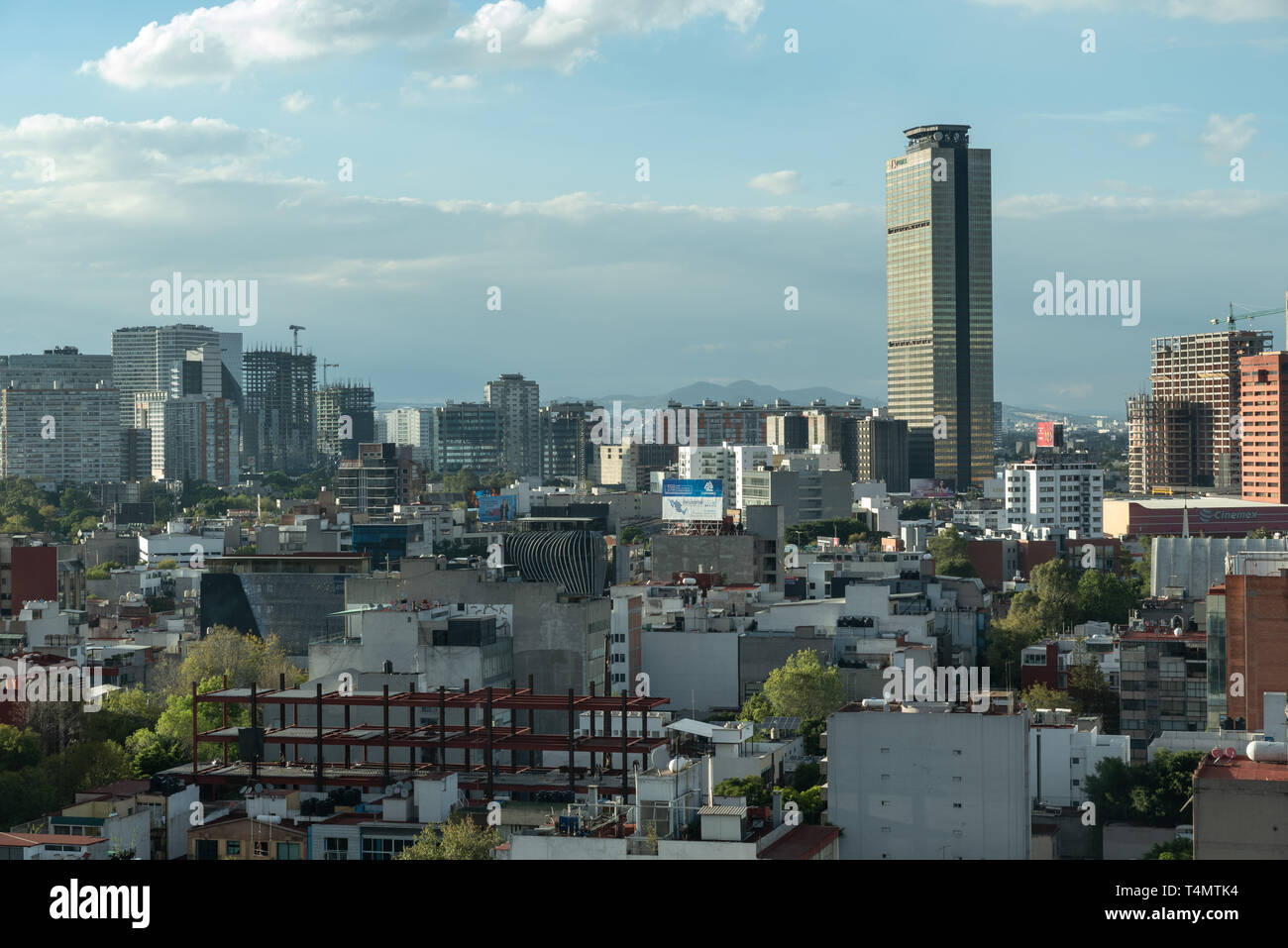 La PEMEX headquarters - un messicano di proprietà dello stato petroleum company - torre al di sopra di Città del Messico, una delle più grandi città del mondo. Foto Stock