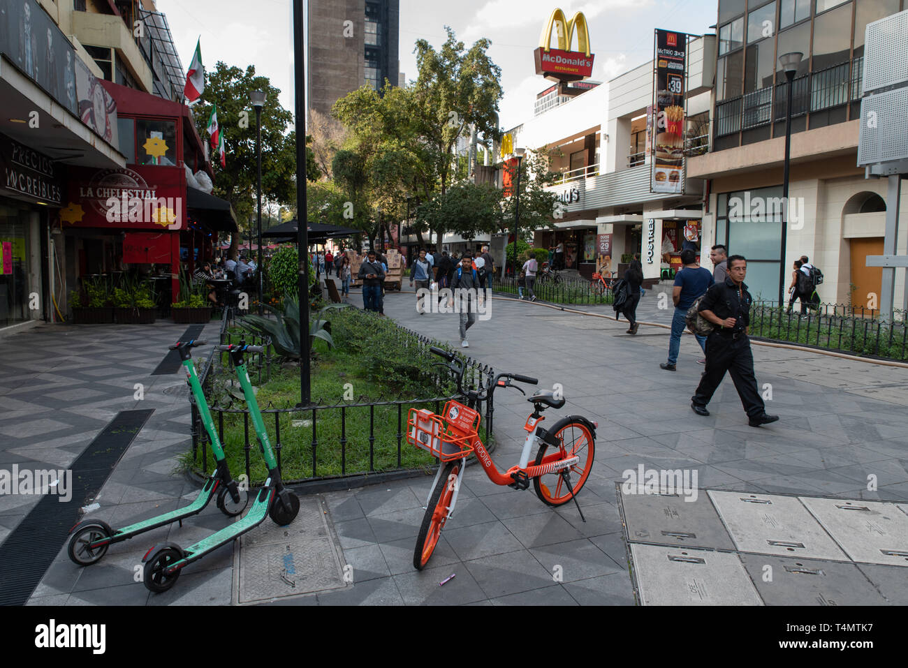 Fahrräder und Roller aus einem Transport-Sharing-Programm in Mexiko-Stadt. / Moto e Scooter da un trasporto-programma di condivisione in Città del Messico. Foto Stock