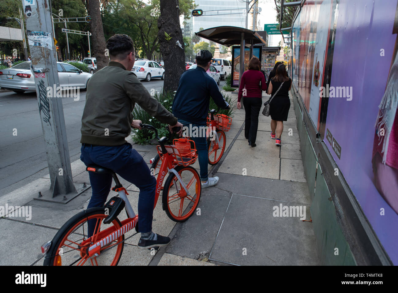 2 Gli uomini utilizzano Mobike, un Cinese bike sharing app, a Città del Messico. Foto Stock