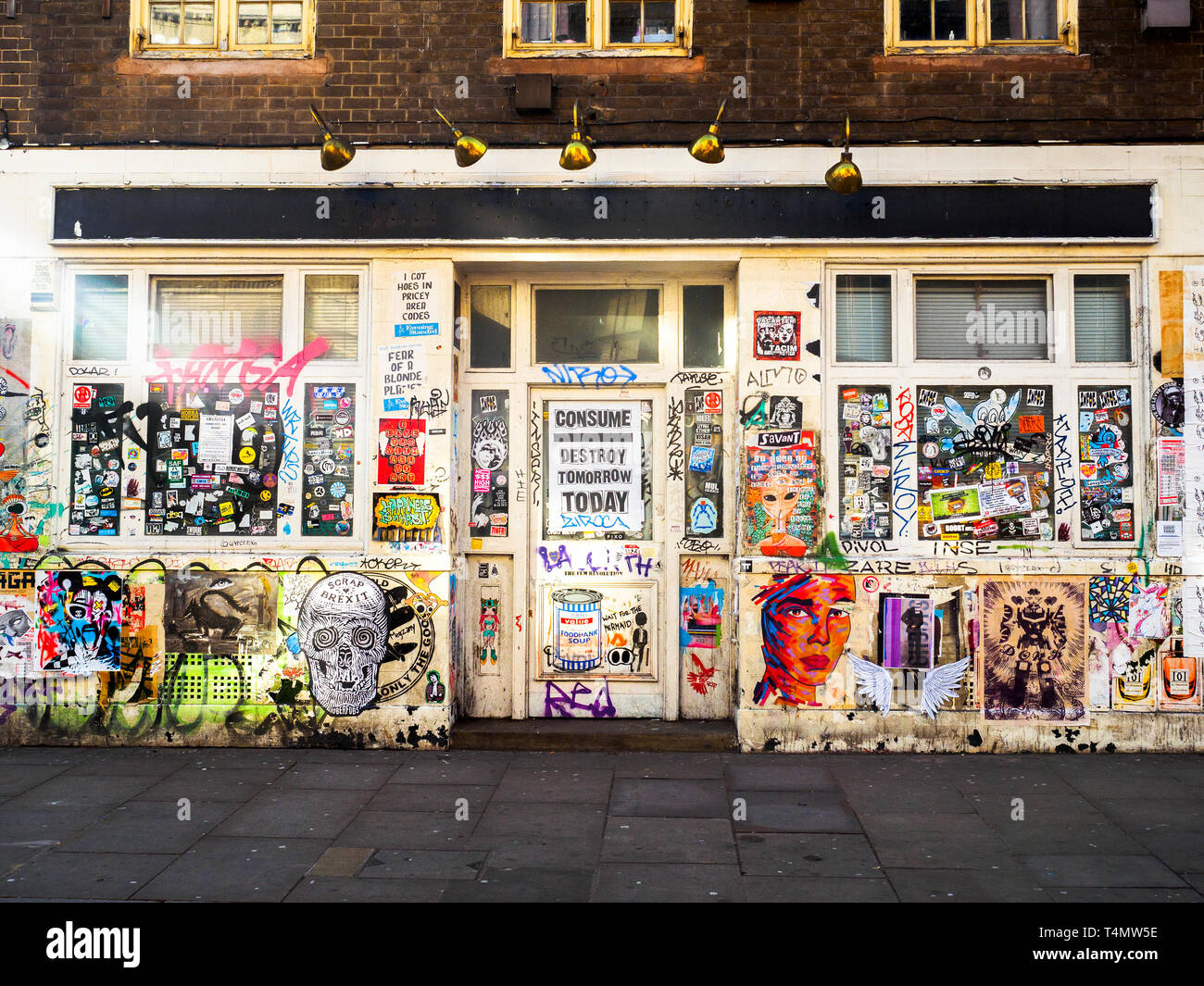 Arte di strada ad una facciata di edificio in Shoreditch - Est di Londra - Inghilterra Foto Stock