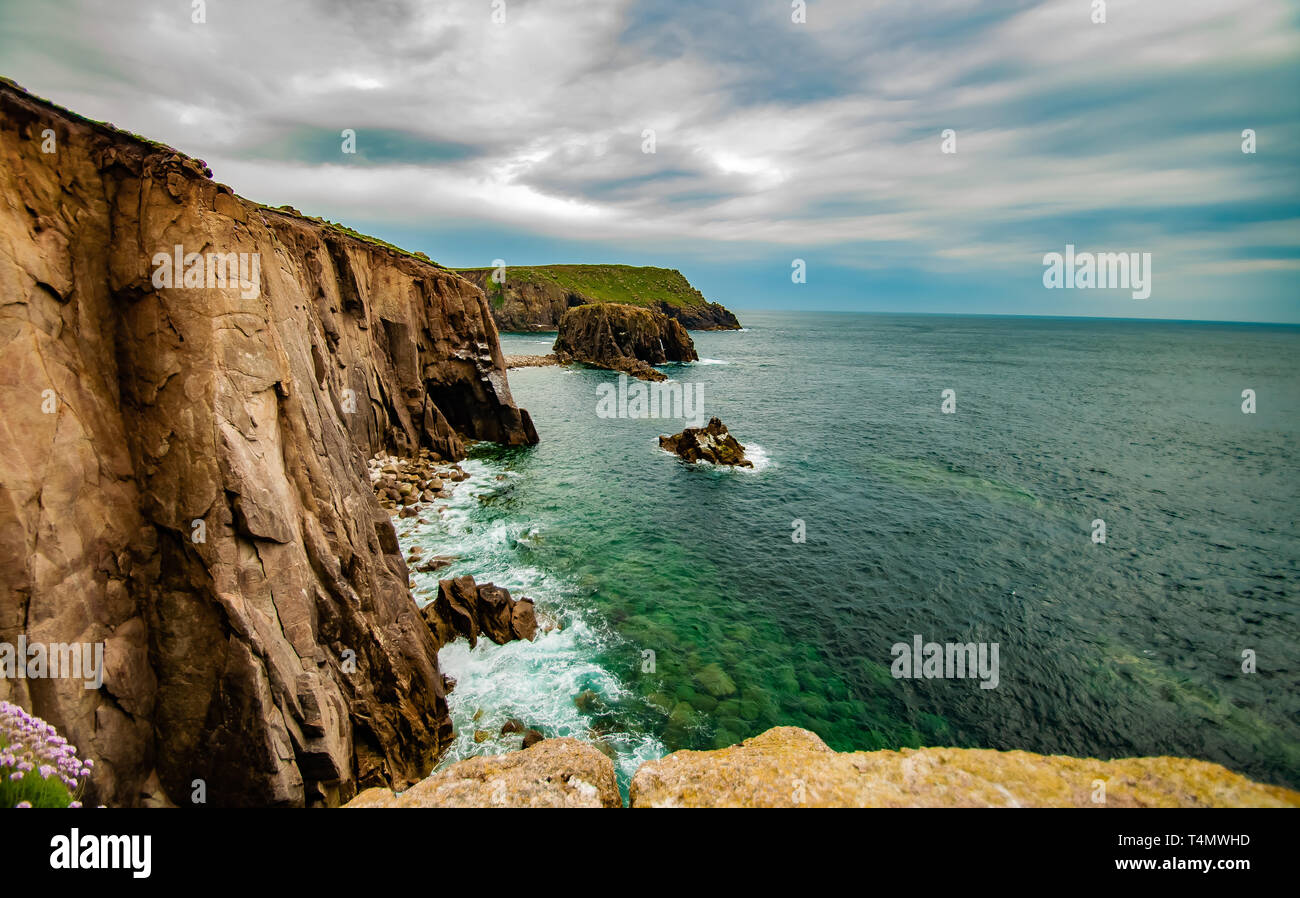 Rocce in Land End costa Foto Stock
