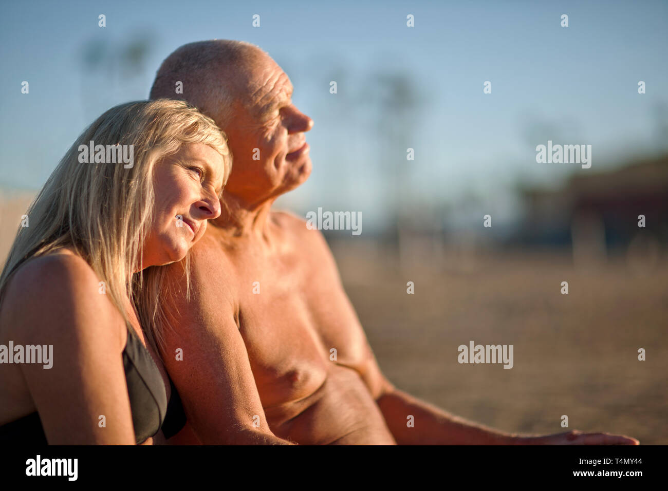 Donna matura in appoggio la sua testa su un anziano uomo di spalla. Foto Stock