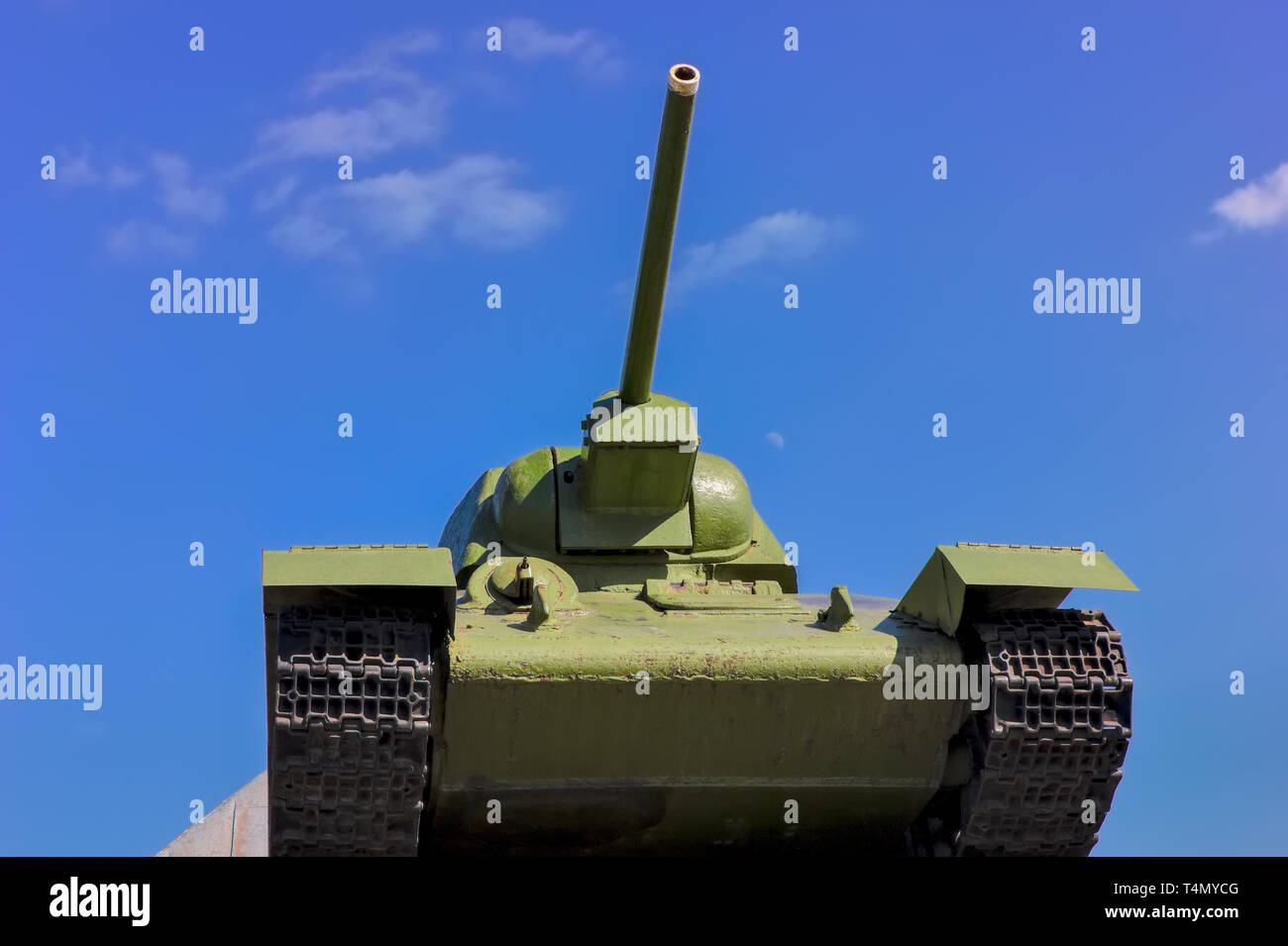 Serbatoio sovietica T-34 in guerra nella seconda guerra mondiale su un cielo blu sullo sfondo. Foto Stock