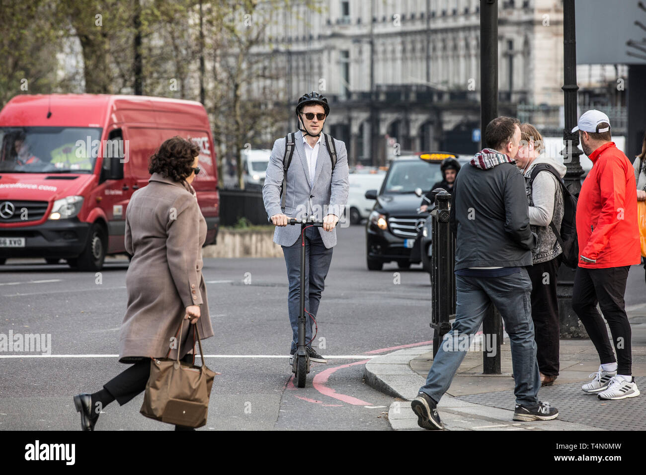 Urban pendolari utilizzando scooter elettrici a Hyde Park Corner elettrici come ministri stanno considerando la possibilità di ribaltamento di una decennale divieto di scooter elettrici. Foto Stock