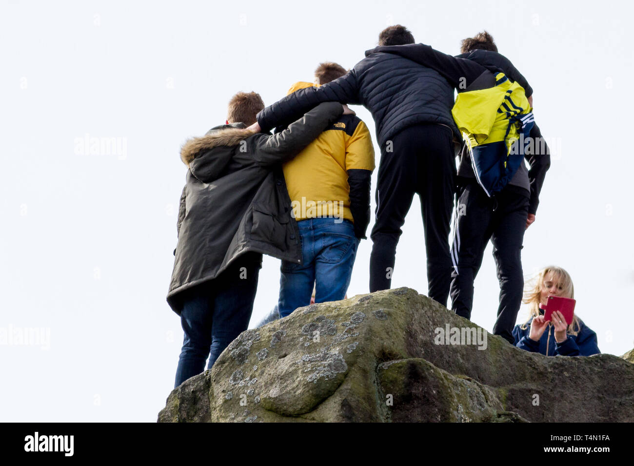 Gli adolescenti di prendere una foto di gruppo su un telefono cellulare in campagna, REGNO UNITO Foto Stock