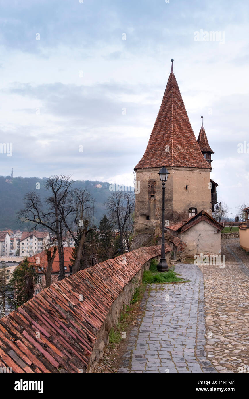 Cobblers' torre, uno dei simboli di Sighisoara, su un nuvoloso giorno. La torre porta l'influenza dell'architettura barocca, dotate di un esagono di ba Foto Stock