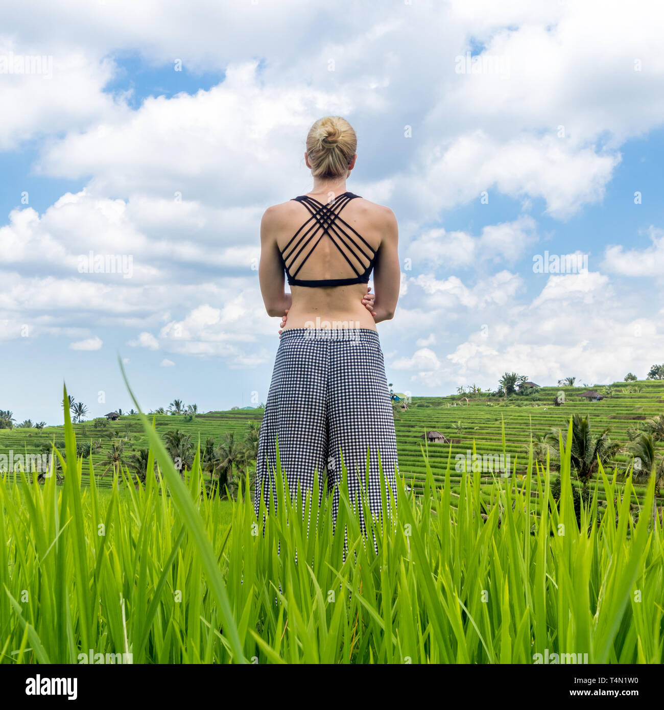 Rilassato e informale donna sportivo godendo di natura pura in splendidi e verdi risaie di Bali. Foto Stock