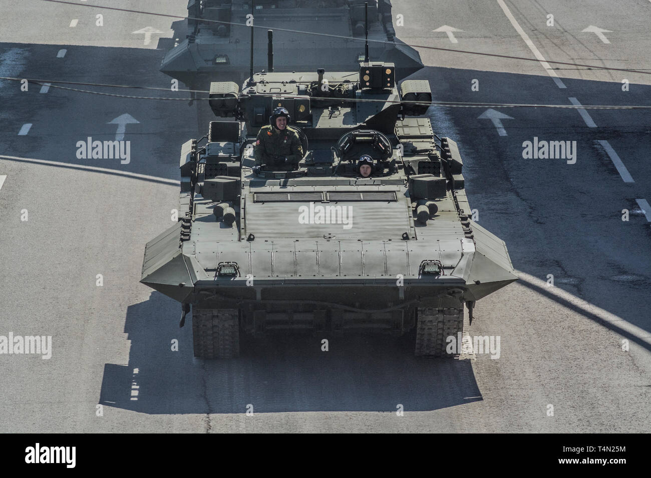 Il 7 maggio 2015. Pesanti combattimenti di fanteria veicolo T-15 Armata ritorna dalla Piazza Rossa dopo la vittoria Parade di prove, vista frontale. Foto Stock