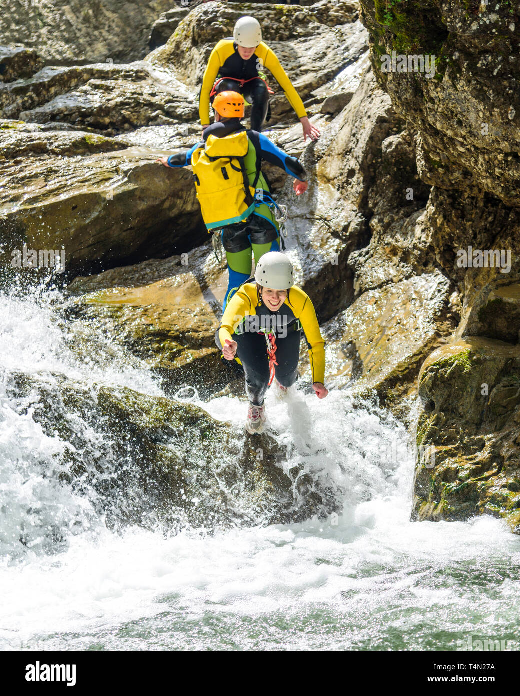 Salti coraggiosi in acqua naturale piscina nel canyon Foto Stock