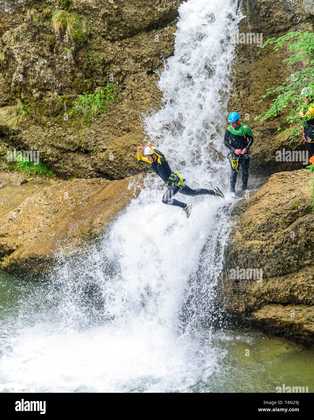 Salti coraggiosi in acqua naturale piscina nel canyon Foto Stock