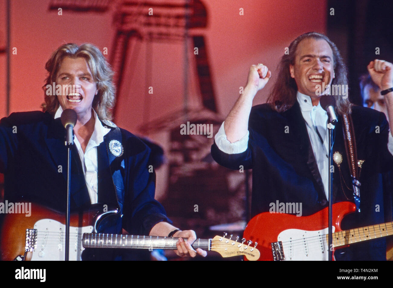 Bolland e Bolland, niederländischen Die Brüder Robert Rob und Ferdinando Ferdi, als Sänger bei einem Auftritt, Deutschland 1987. Dutch duo pop, i fratelli Robert Rob e Ferdinando Ferdi come la banda "Bolland e Bolland' esecuzione in Germania 1987. Foto Stock