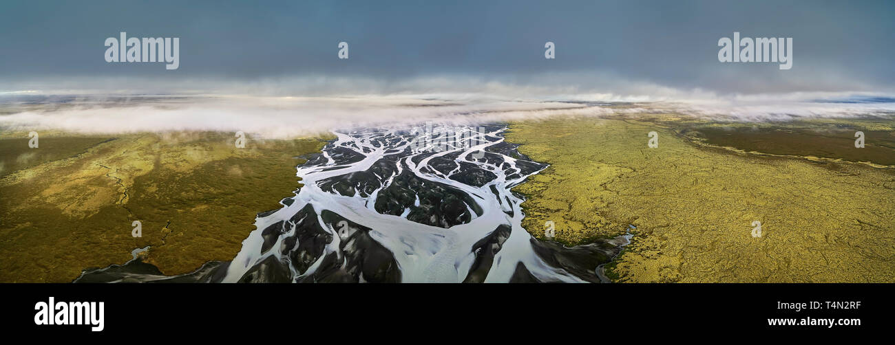 Alvei fluviali e sabbie nere, Medallandssandur, Islanda questa immagine è girato utilizzando un drone. Foto Stock