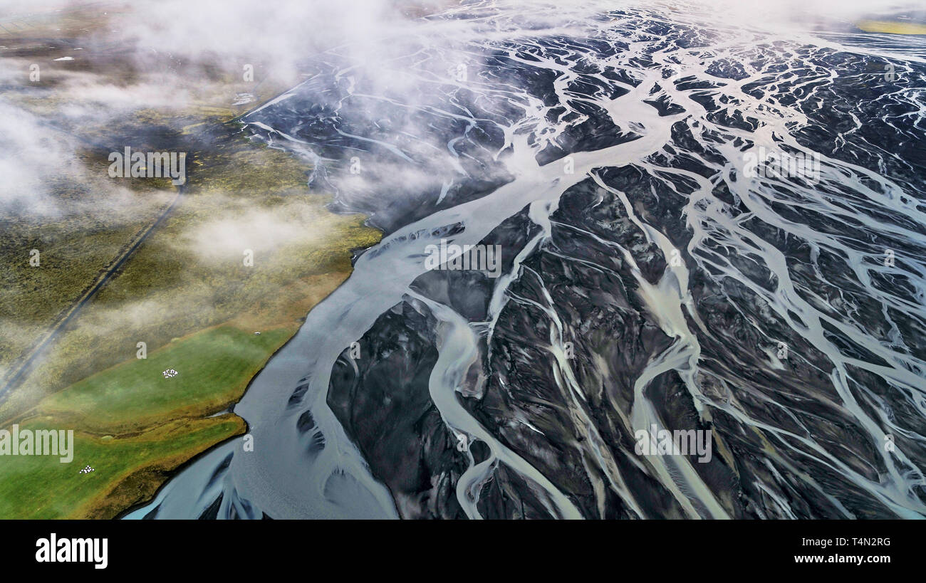 Alvei fluviali e sabbie nere, Medallandssandur, Islanda questa immagine è girato utilizzando un drone. Foto Stock