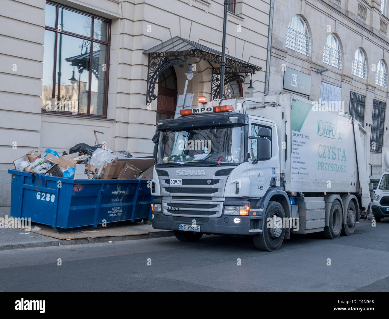 SCANIA camion della spazzatura (dustcart) e contenitore, Varsavia, Polonia Foto Stock