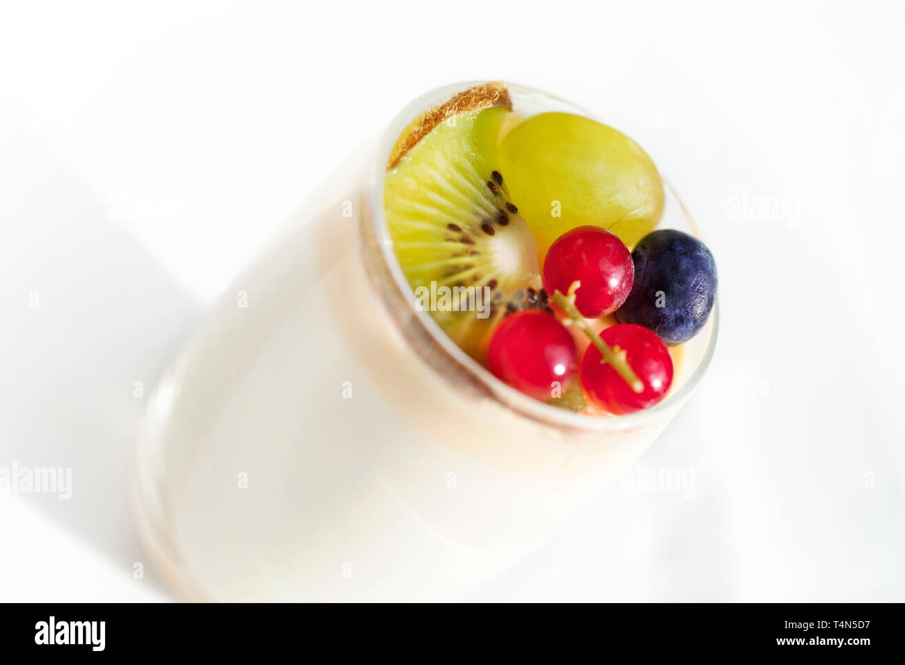 Close up di frutta fresca su uno yogurt alla vaniglia Foto Stock