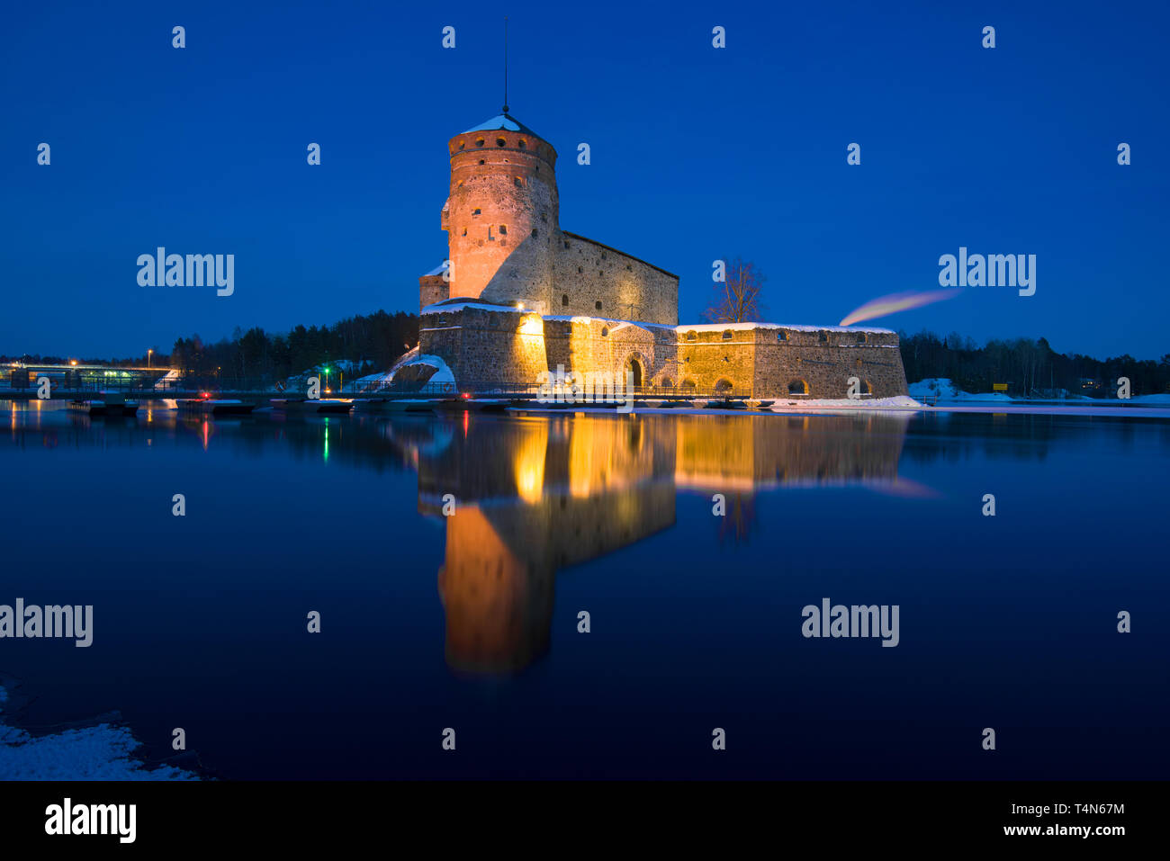 Vista dell'antica fortezza di Olavinlinn nel marzo di sera. Savonlinna, Finlandia Foto Stock