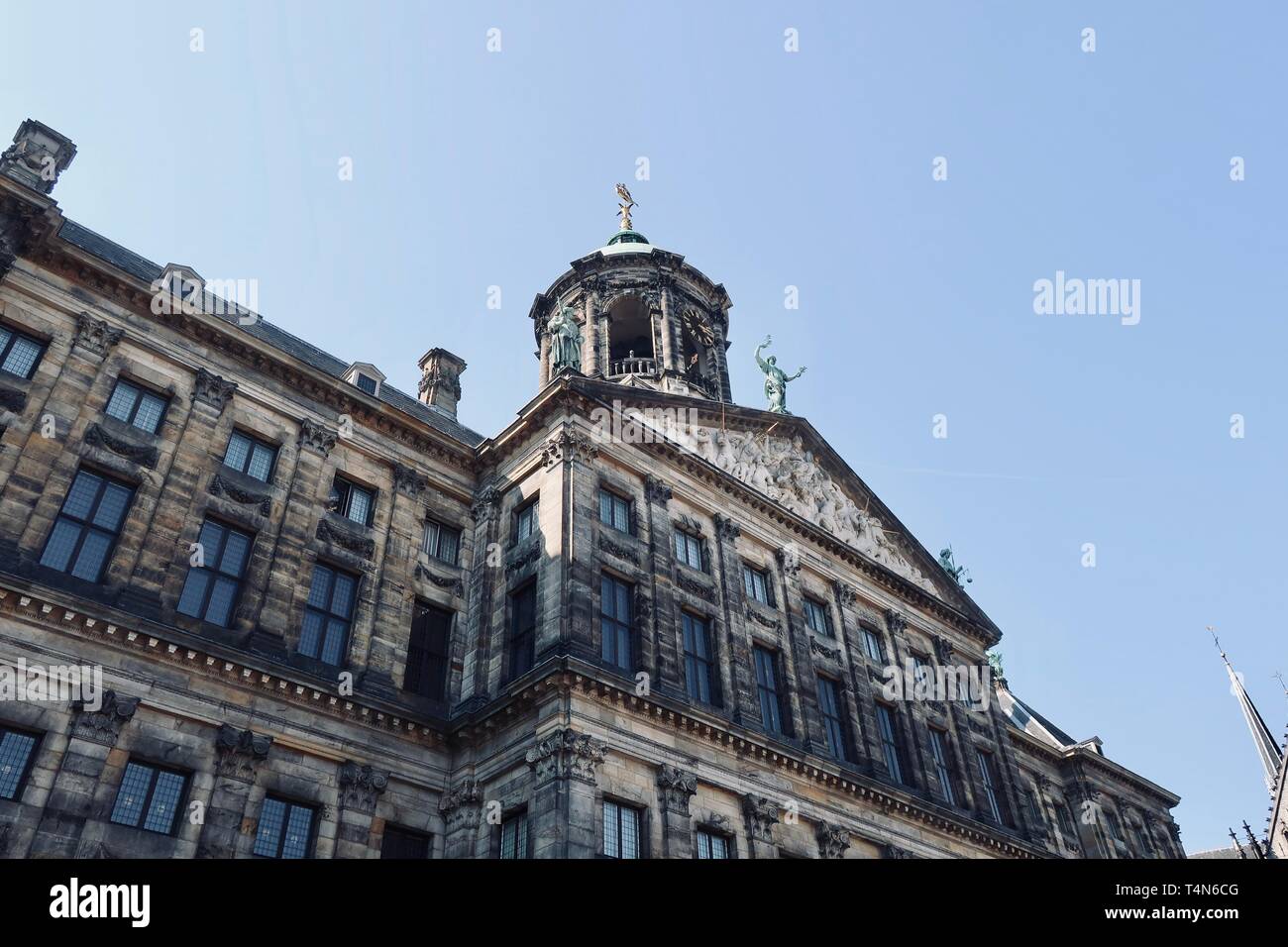 Amsterdam, Paesi Bassi - aprile 2019; il Palazzo Reale e Piazza Dam. Foto Stock