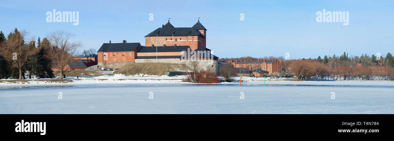 Panorama del lago Vanajavesi con la sua fortezza vecchia su una soleggiata giornata di marzo. Hameenlinna, Finlandia Foto Stock
