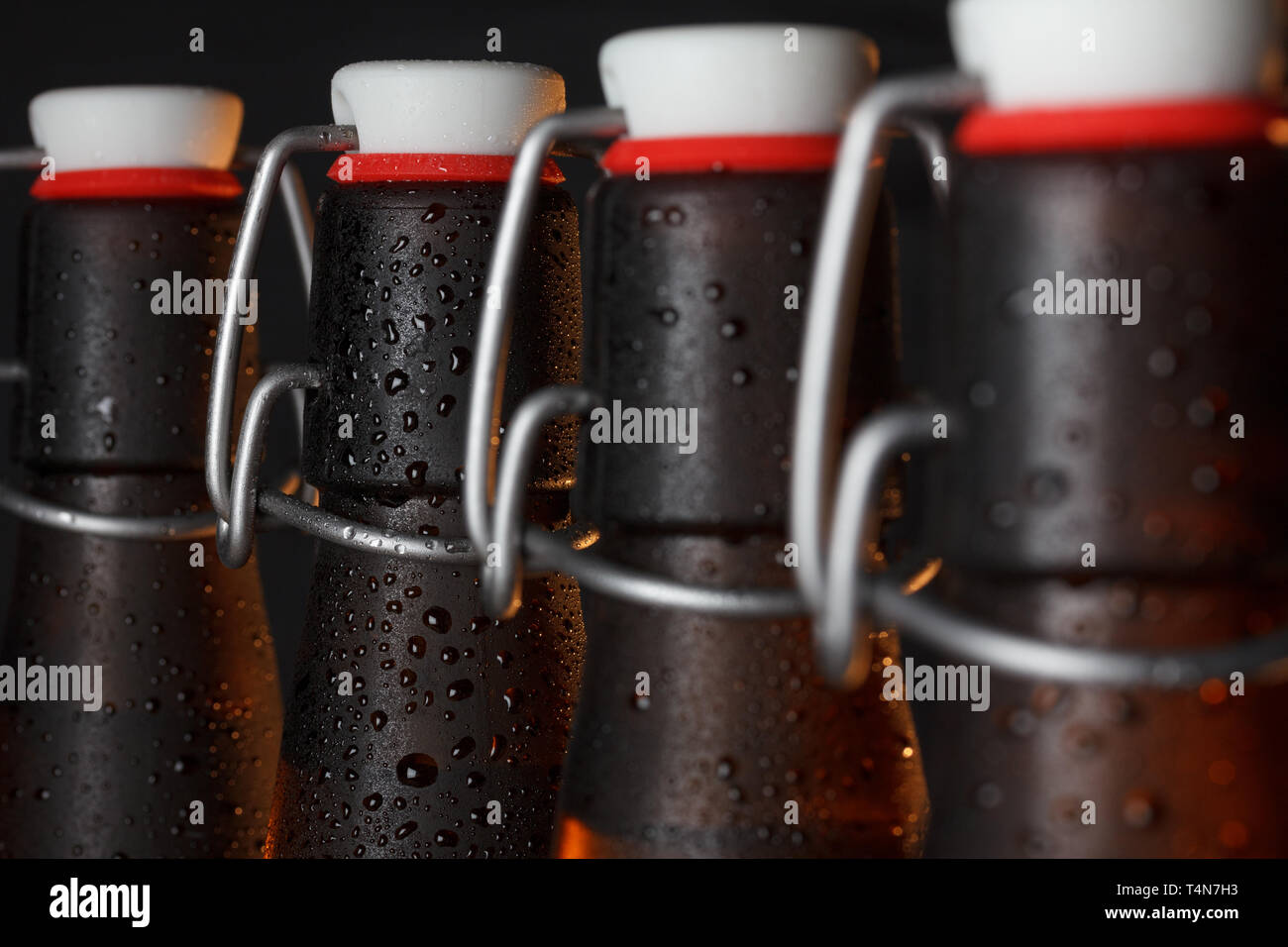 Bottiglie di birra su sfondo scuro Foto Stock