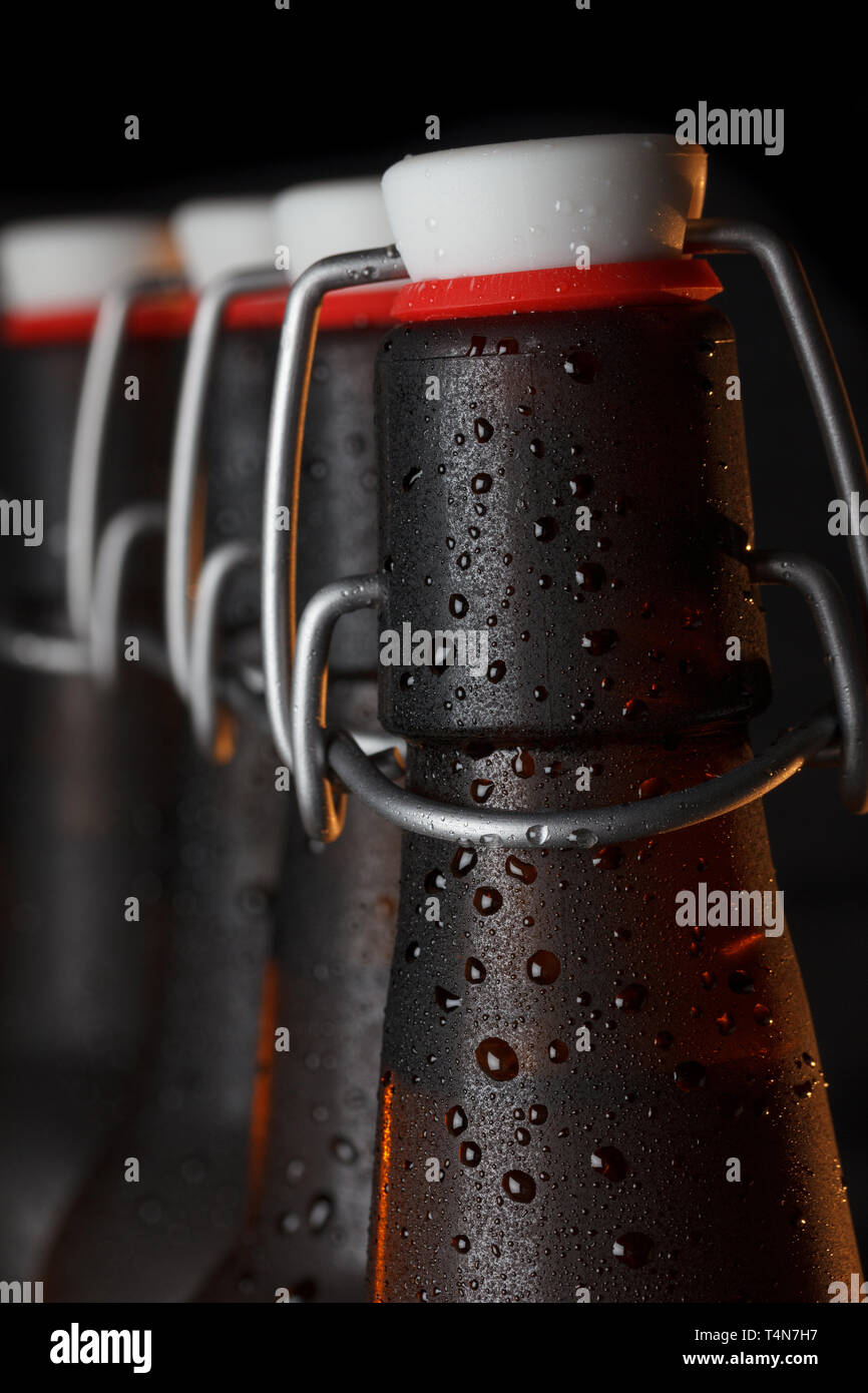 Le bottiglie di birra con vintage swing top close up Foto Stock