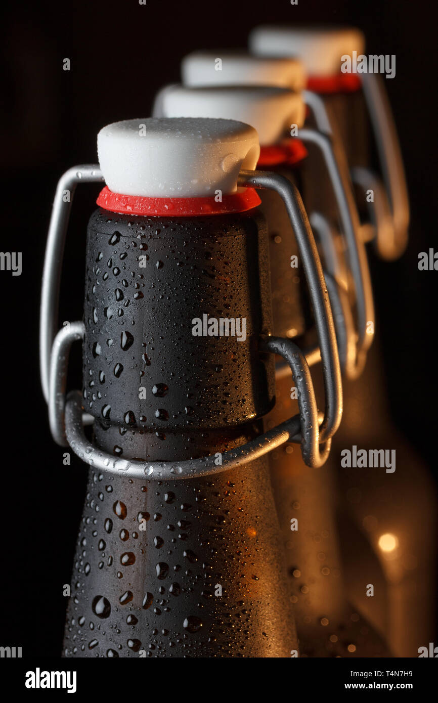 Vintage le bottiglie di birra con swing top macro Foto Stock