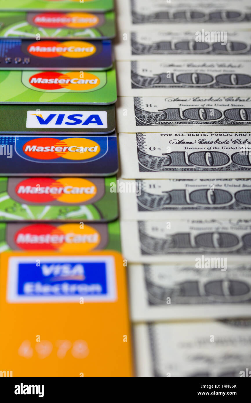 KIEV, UCRAINA - 22 Marzo: la pila di carte di credito Visa e MasterCard, con noi le fatture del dollaro, a Kiev, in Ucraina, il 22 marzo 2014. Messa a fuoco selettiva. Foto Stock