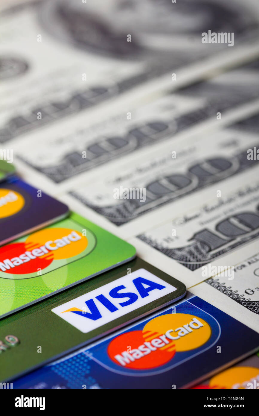 KIEV, UCRAINA - 22 Marzo: la pila di carte di credito Visa e MasterCard, con noi le fatture del dollaro, a Kiev, in Ucraina, il 22 marzo 2014. DOF poco profondo. Foto Stock