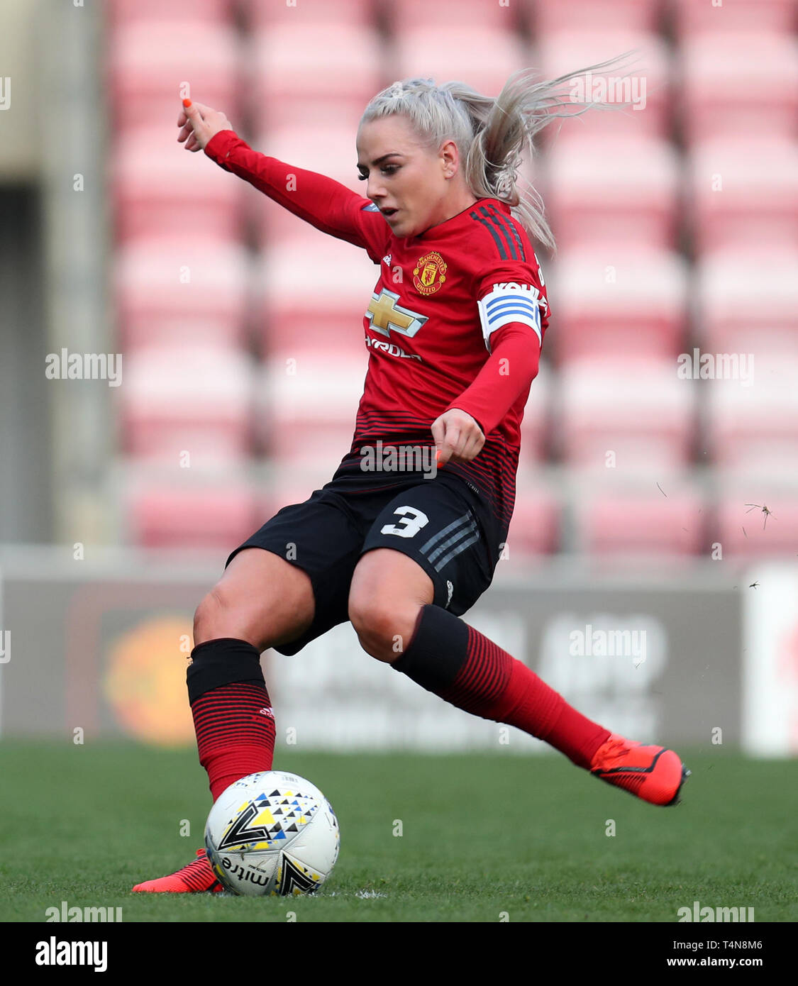 Alex Greenwood di Manchester United segna dal punto di rigore per farlo 2-0 durante la partita di campionato femminile fa al Leigh Sports Village. Foto Stock