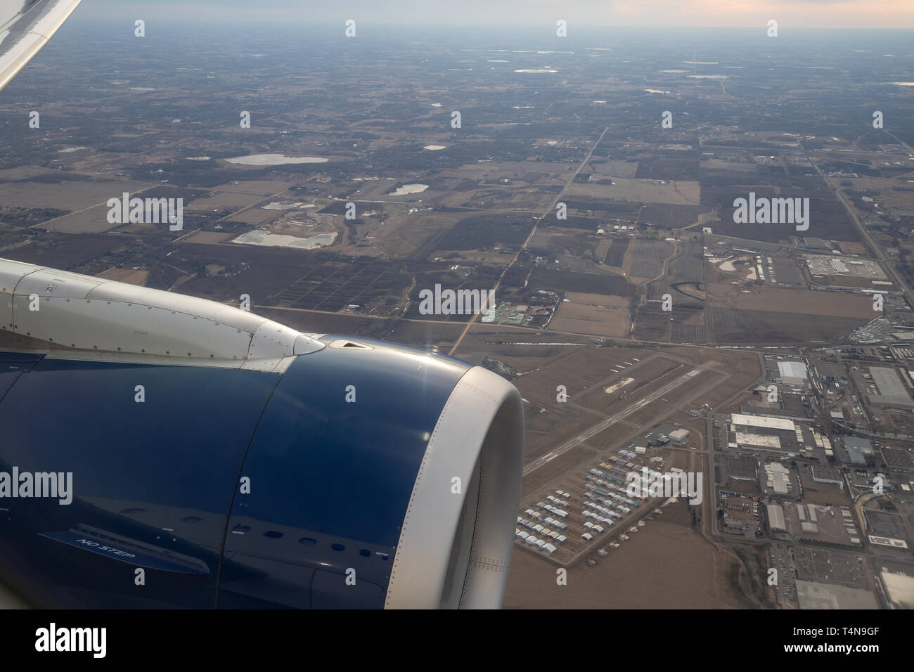 Vista aerea di laghi e di terreni, guardando fuori dalla finestra di un aereo commerciale Foto Stock