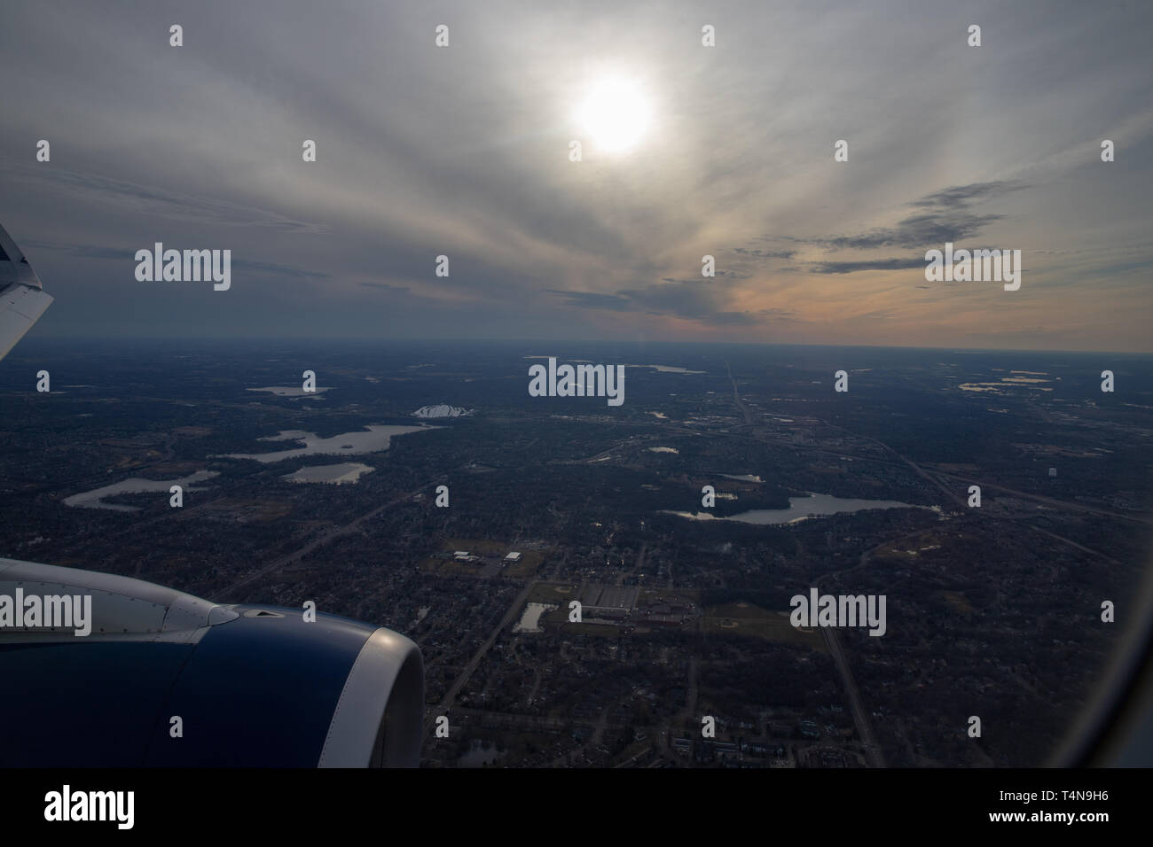 Vista aerea di laghi e di terreni, guardando fuori dalla finestra di un aereo commerciale Foto Stock