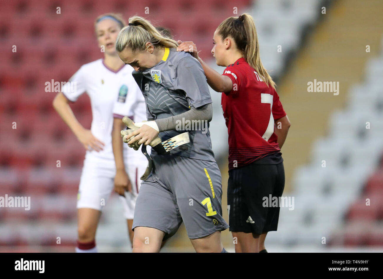 Aston Villa di Sian Rodgers guarda sconsolato dopo essere stato mostrato un cartellino rosso da arbitro Rebecca Welch durante il FA campionato delle donne corrispondono a Leigh Sports Village. Foto Stock