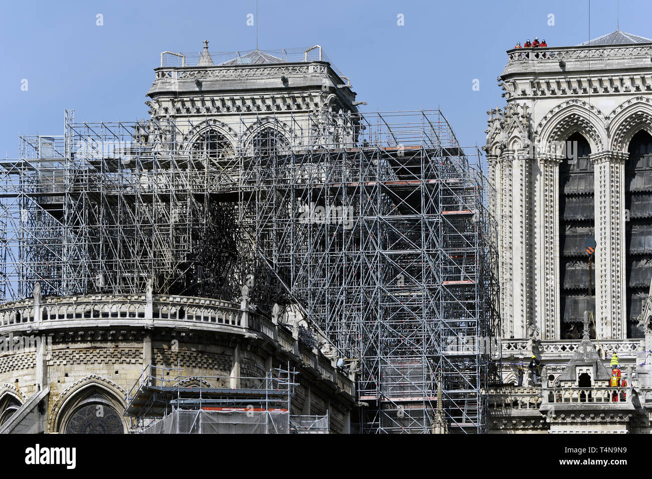 Giorno 2 a seguito di un incendio, lavori di consolidamento di Notre-dame ha iniziato - Parigi - Francia Foto Stock